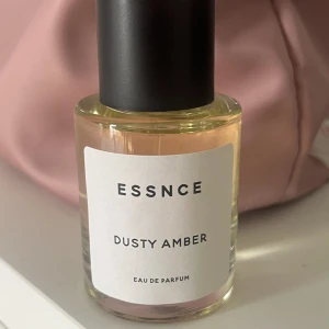 Essnce Dusty Amber parfym  - Essnce Dusty Amber som är dupe på Carolina herrera ”good girl” Ändast spryat 2 sprut för att testa men säljer pågrund av att det ej va doften för mig. Nypris 360 + frakt.