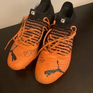 Fotbollsskor - Använt två veckor, passade ej mig, köpte för typ 2000 så blir bra rabatt