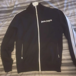 Palm Angels Zip - Säljer denna Palm Angels Zip tröja Storlek L, Skick 9/10 Har bytt den med en kompis så har ej kvittot.  Den är köpt på Sc&Hype i Jönköping  Den är Authentic (skanna qr koden) sen har jag dessutom pris taggen från SC HYPE  Nypris: 3499 Mitt pris: 2300