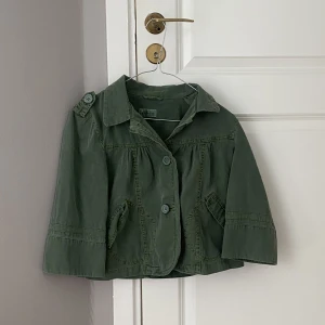 Trekvartsärmad jacka - Supersöt trekvartsärmad jacka i olivgrönt💗 Fint skick! Passar xs-s. Skriv vid funderingar och kolla in mina andra annonser🐆😇 