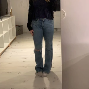 Jeans med ett hål  - Lågmidjade jeans från Gina tricot, mina absoluta favoriter. Men nu på arnas har dom inte kommit till så stor använd. Fint sick, tryck gärna på köp nu 💞
