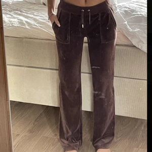 Juicy couture byxor - Säljer mina bruna juicy couture byxor i storlek s, dom är i jätte fint skick därför jag inte andvänt dom så mycket och alltid vänt de ut o in när jag tvättat dem, det fattas dock en silver greje på ett av banden som man kan se i bilden❣️
