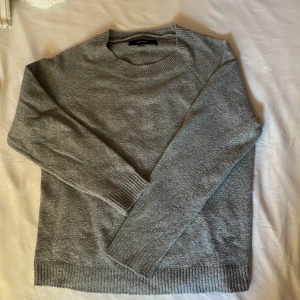 Vero moda - Grå stickad tröja från vero moda i Stl L skulle säga mer att den är en medium💓💓