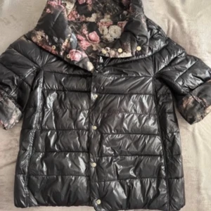 Trekvartsärmad jacka - Fin trekvartsärmad jacka, jättefint skick ,ärmarna går att vika ner och man kan ha jackan ut och in. Inga skador jätte fint skick. Tryck på köp nu 