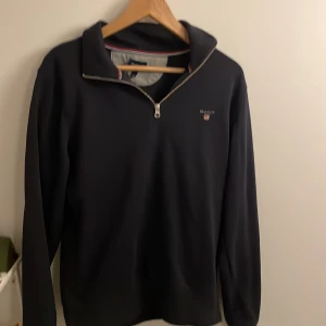 Gant half zip - Säljer min gant half zip då jag inte använder den längre, nästan i ny skick. Cond: 9/10 Nypris: 1400kr Mitt pris: 500kr