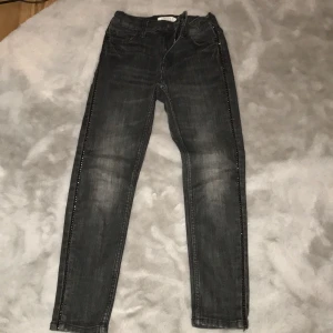 Barn jeans från Lindex - Svarta barn jeans med diamanter på sidorna🫶🏼