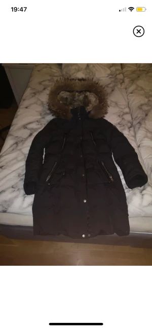 Rocknblue Arctica - Säljer min rocknblue jacka i modellen Arctica storlek 34 finns ett litet hål i armhålan inne i jackan inget som syns utanför bara sömmen som gått upp! Pris kan diskuteras. Lånade bilder!!