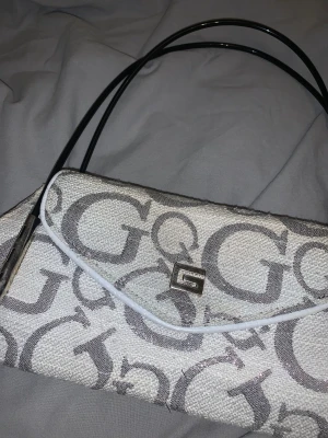 Secondhand Väska - En jättefin vit väska köpt på secondhand i Malmö. Inspirerad av Givenchy, väldigt rymlig och passar till nästan allt!🤍🤍