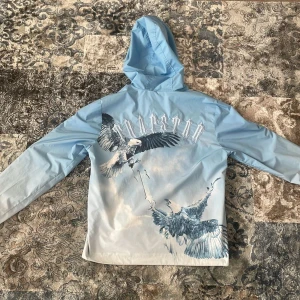Trapstar bird jacket  - Trapstar jacka väldigt bra skick! Använt den ett par gånger men det är en väldigt bra jacka! Säljer den för den inte passar mig längre! Pris kan diskuteras  