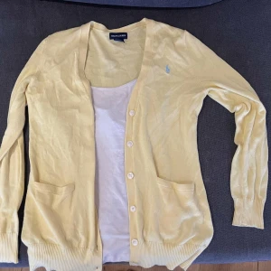 Ralph Lauren kofta - Söt kofta med V ring från Ralph Lauren. Jättebra skick. 