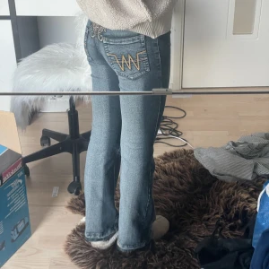 Lågmidjade bootcut jeans - Säljer dessa lågmidjade bootcut jeansen med coolt tryck på rumpan. Är 164cm för referens. Pris kan diskuteras!