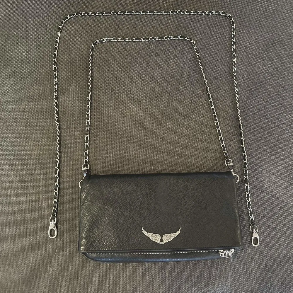 Zadig et Voltaire väska i modellen ”Rock clutch”. Bra skick, båda kedjor ingår. Original pris: 3,600kr. Väskor.