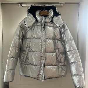 Pufferjacket - Jacka i silver från märket Njord. Använt en del men inga tydliga defekter förekommer. 