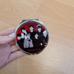 MONSTA X spegel - Liten handspegel med MONSTA X, kpop. Aldrig använd, så mycket bra skick!