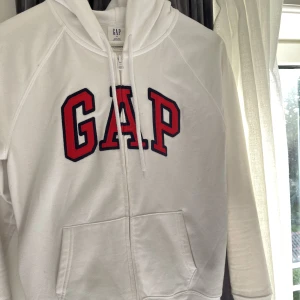 Gap hoodie - Säljer en hoodie från gap. Fint och nytt skick! Storlek S. Skicka för fler bilder och info🌼