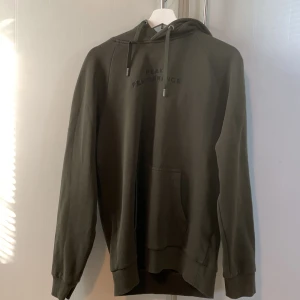 Peak performance - Hejsan, Säljer denna tröja då jag nästan aldrig har används den och tänker att någon annan kanske vill ha denna. Nypris 1200 mitt pris 350