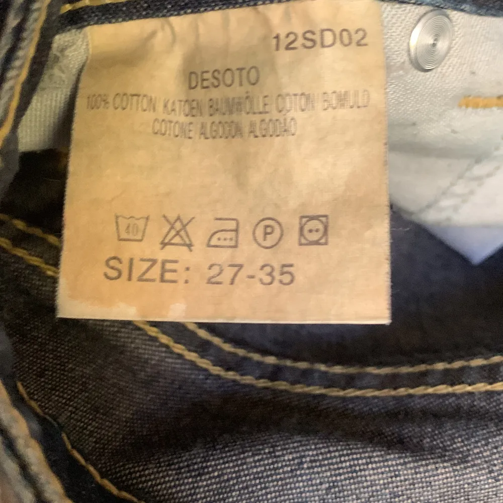 Jag såljer dehär ursnygga jeansen, pga att de tyvärr är för korta för mig!! Storlek 27/35, midjemått ca 73cm 💓. Jeans & Byxor.