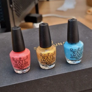 3 små OPI nagellack - 3 st små OPI nagellack, rosa, turkos och guldglittrigt. Aldrig använda!