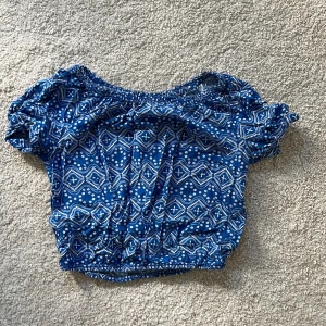 Topp från hm - Köpt secondhand men originellt från hm❤️