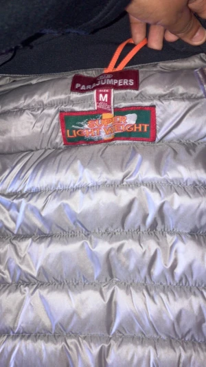 En märkes väst äkta i storlek m - En väst som man kan ha nu när de börjar bli lite kallt och den har inga hål eller något seljer nu för den används inte längre så seljer den billigt 