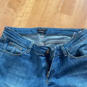 Superfina jeans från Massimo dutti , Bootcut i strl M 36/38. Nypris 1500
