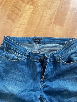 Snygga höstbootcut jeans massimodutti - Superfina jeans från Massimo dutti , Bootcut i strl M 36/38. Nypris 1500