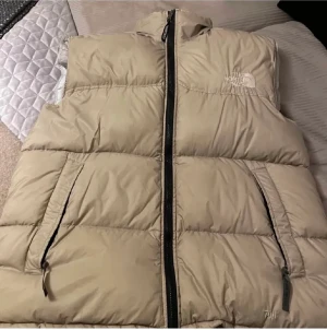 North face väst - North face väst, bra skick men lite fläckig på insidan, skriv privat för bättre bilder. Skulle säga att den är lite oversize på mig men passar typ M