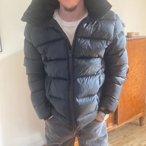 Everest jacka svart - Säljer min vinterjacka då den inte används längre. Använd fåtal gånger och väl omhändertagen. Ett litet hål på ena ärmen (se bild 3) förövrigt bra sick. Priset är inte hugget i sten! Nypris 2,5