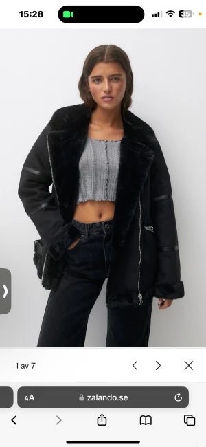 Jacka i konstläder - Säljer denna jättefina jacka ifrån pull and bear, bra kvalite använd fåtal gånger.  Nypris 699kr säljer för 299