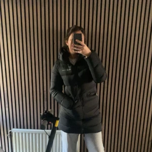 Sail Racing Jacka  - Säljer min Sail racing jacka i modellen ”W Spray Down Parka”. Har använt den ganska sällan vintern 22/23, den är dock sparsamt använd, mycket bra skick och har inga skador! (Vid snabb affär kan priset diskuteras)  Nypris - 4500kr