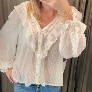 långärmad blus - jätte fin krämvit blus ifrån zara i nyskick och är helt slutsåld på zaras hemsida😇 nypriset är 380 och den är köpt i somras💞