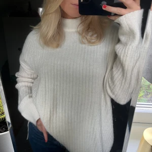 Stickadtröja - Säljer denna jättefina stickade tröja i storlek S från H&M. Tröjan är en lite längre modell som blir superfin att både stoppa in lite eller ha den hängande som den är!💞Lite nopprig, därav priset.