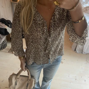 Super snygg topp - Jätte fin blus, men har för många, jätte bra kvalitet!!