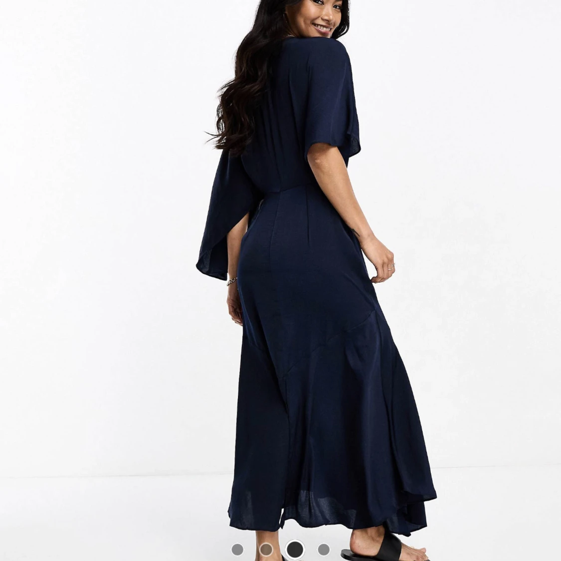 Marinblå midiklänning i satin - 91