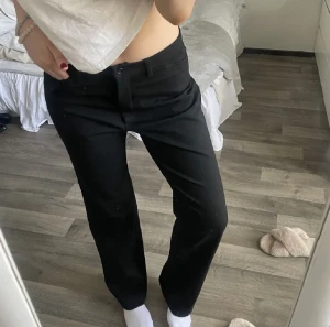 Lågmidjade kostymbyxor  - Säljer pga byxorna tyvärr inte passade( lånade bilder då ja köpte de från plick ) endast provade