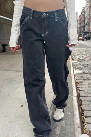 Brandy Melville crispina jeans - Köpta på Plick men passade inte 😰  Low-raise faded denim jeans with white stitching, front and back pockets, and a utility loop with a straight-leg fit. Fabrics: 100% cotton Measurements:  Size S: 11" (28 cm) rise, 30" (76 cm) inseam, 26" (66 cm) waist