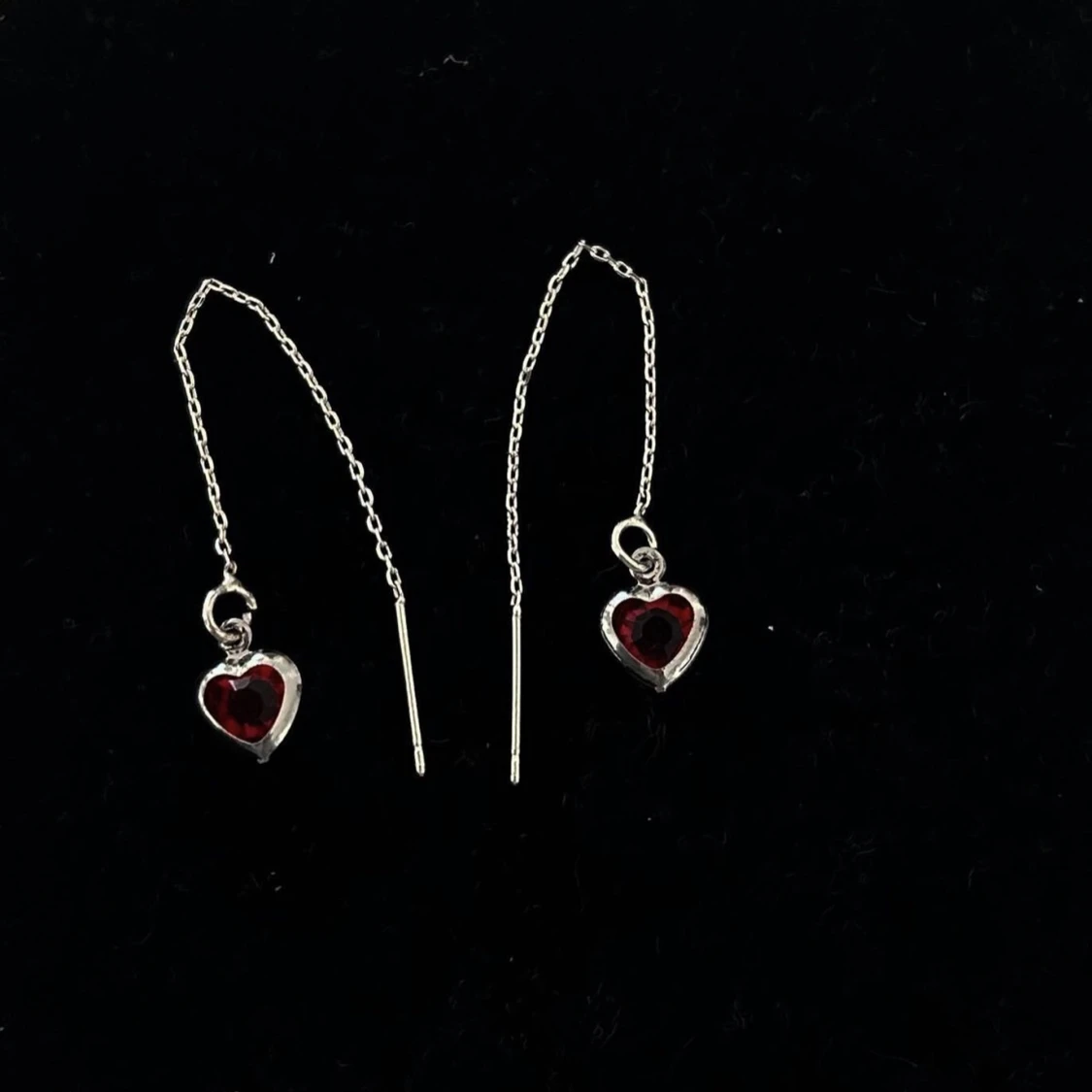 Rött hjärta silver örhänge hängande 