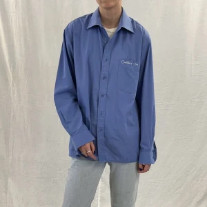 Blå skjorta - Blå skjorta köpt secondhand, finns att köpa på instagram ”One More Use” som är mitt UF företag 🦋