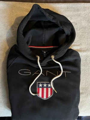 Gant Hoodie - Hej! Säljer nu en Gant Hoodie i jättebra skick. Den är storlek M.  Hör av dig vid fler frågor!