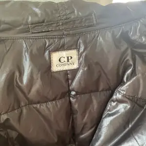 Hej säljer nu min. Cp Company jacka som jag har andvånt i ngt år nu inga defekter och varm och skön 