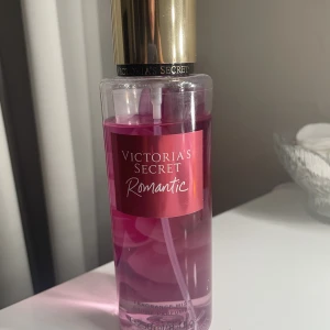 vs body mist - säljer denna body mist från victoria secret i doften romantic för att jag inte riktigt tycker att doften passar mig💗 den är andvänder men inte så mycket!! priset kan diskuteras💗original priset är 350kr💗