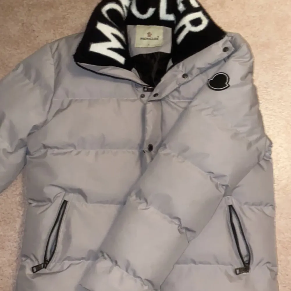 Perfect moncler vinter jacka, säljer eftersom den inte passar mig.. Jackor.