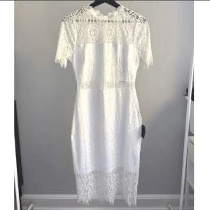 Säljer denna ursnygga klänning som var tänkt till studenten men som blev ersatt av en annan! Aldrig använd och med prislapp kvar! 🫶🏼💕