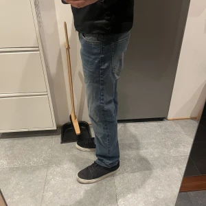 Mörkblå jeans - Straight fit Mörkblå Strl 31/32 Pris: 200