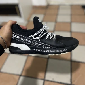 Versace skor nya! - Har köpt skor men den har bara blivit tästad men den passade inte mig  Priset kan diskuteras vid snabb affär 