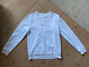 Sweatshirt - Sweatshirt får märket cocktailored. Har texten ”moscow mule” och är i strl S. Är vitt och i fint sparsamt användt skick. 