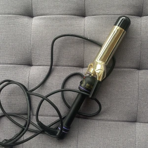 Locktång - Säljer denna populära locktång som många frisörer använder! Den är sjukt bra men lockar aldrig håret så därför säljer jag den! Har använts vid två tillfällen så den är som ny! Nypris runt 1200, pris kan diskuteras vid snabb affär 