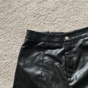 Skinnbyxor - Raka i formen med en slit nedtill. Passar tjejer som är över 170cm 