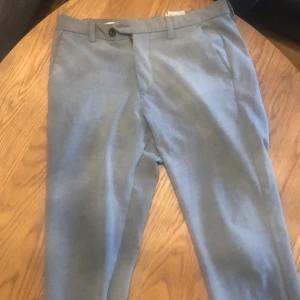 Kostymbyxs liknade byxor - Från Jack and Jones