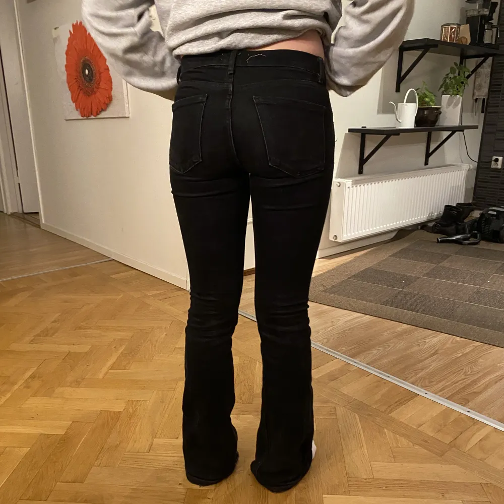 Säljer dessa trendiga utsålda jeansen (den med ljusgråkapp) jag är 172 . Jeans & Byxor.